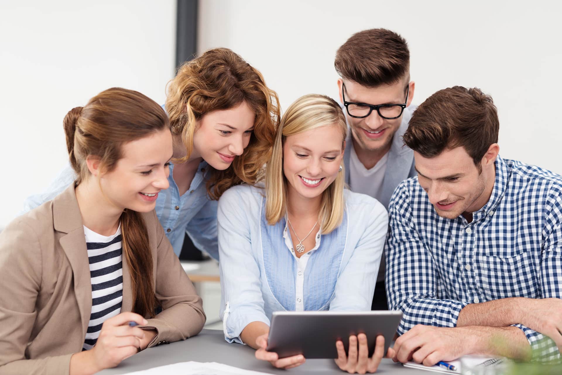 Junges Büroteam schaut auf Tablet © contrastwerkstatt - stock.adobe.com