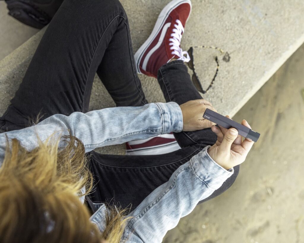 Nahaufnahme einer Jugendlichen, die eine Vape in den Händen hält. Bild von Sarah J. auf pixabay.com