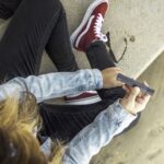 Nahaufnahme einer Jugendlichen, die eine Vape in den Händen hält. Bild von Sarah J. auf pixabay.com