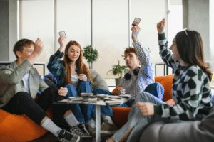 Jugendliche spielen miteinander ein Kartenspiel. © Serhii - stock.adobe.com