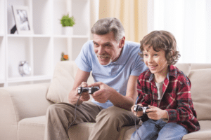 Großvater und Enkerl spielen ein Videospiel. © VadimGuzhva - stock.adobe.com