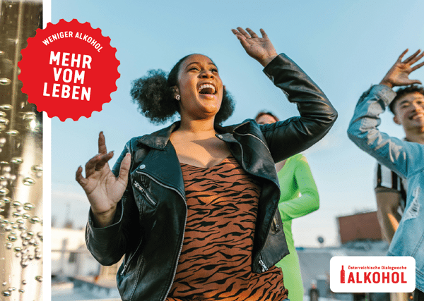 junge Frau tanzt ausgelassen mit Freunden. Das Logo der Dialogwoche Alkohol mit dem Slogan "Weniger Alkohol, mehr vom Leben". © ARGE Suchtvorbeugung