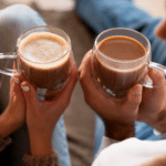 Nahaufnahme von einem Paar, das gemeinsam Kaffee genießt - Bild von Magnific