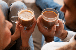 Nahaufnahme von einem Paar, das gemeinsam Kaffee genießt - Bild von Magnific