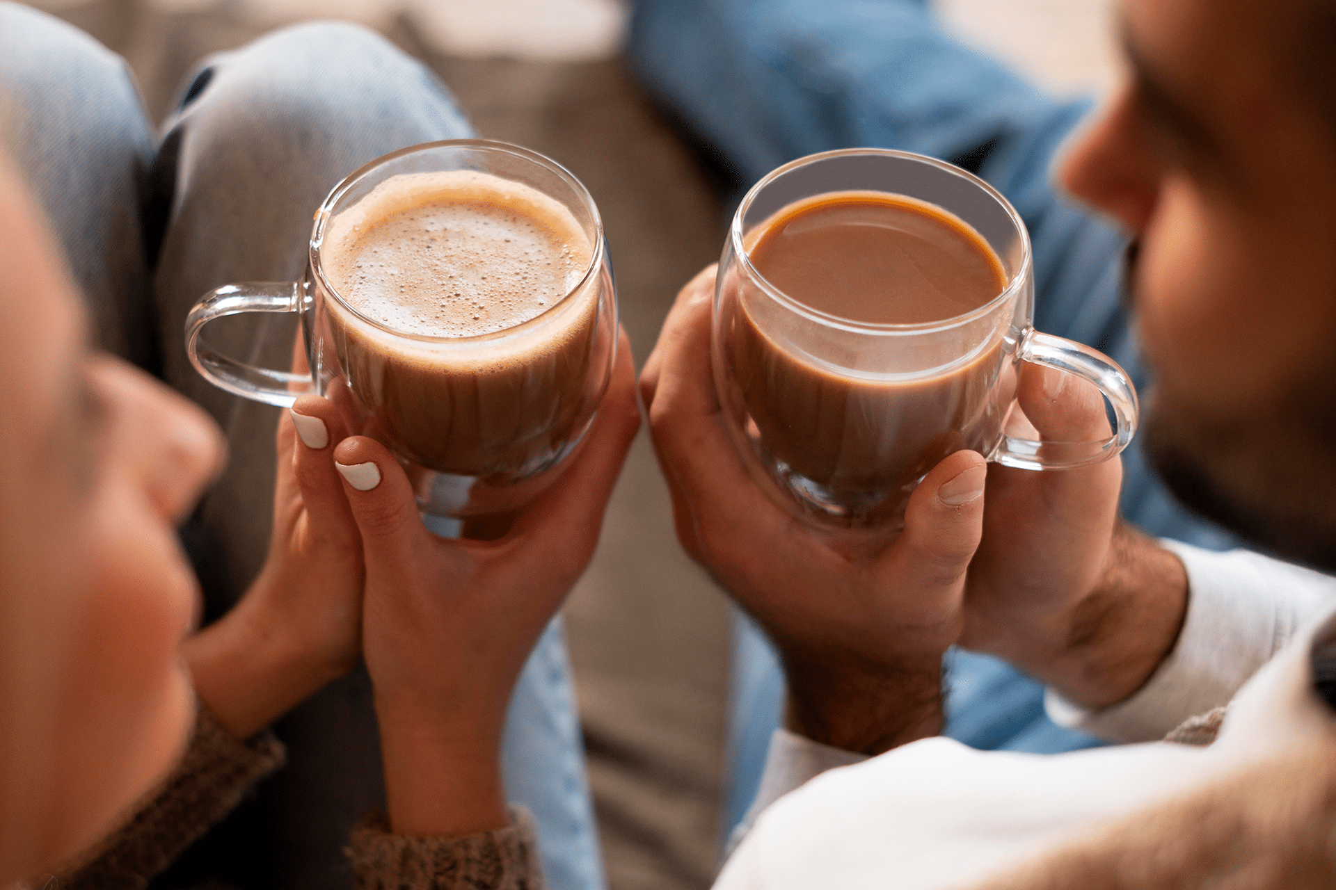 Nahaufnahme von einem Paar, das gemeinsam Kaffee genießt - Bild von Magnific