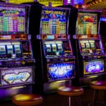 drei Spielautomaten stehen neben einander und leuchten ganz bunt. CC0 Bruno - Germany - pixabay.com