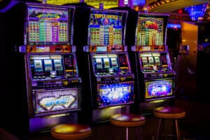 drei Spielautomaten stehen neben einander und leuchten ganz bunt. CC0 Bruno - Germany - pixabay.com