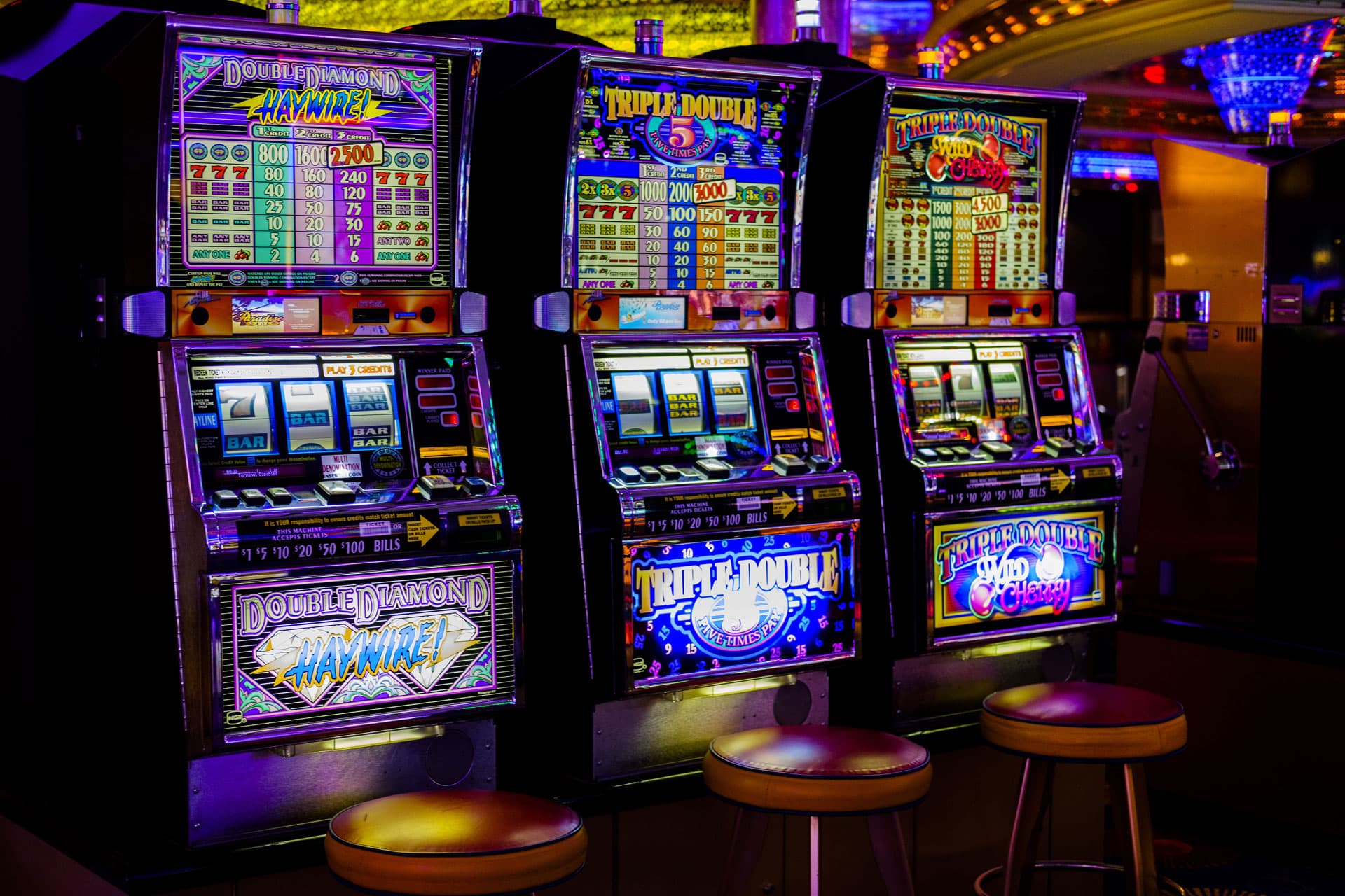 drei Spielautomaten stehen neben einander und leuchten ganz bunt. CC0 Bruno - Germany - pixabay.com